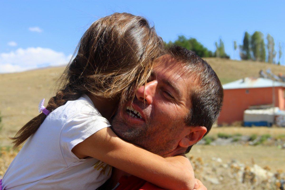 Erzurum’da fedakar baba: Çocuklarını okul servisine sırtında taşıyor