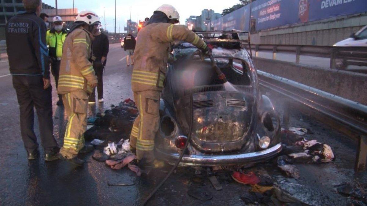 İstanbul'da seyir halinde olan otomobil bir anda alev aldı