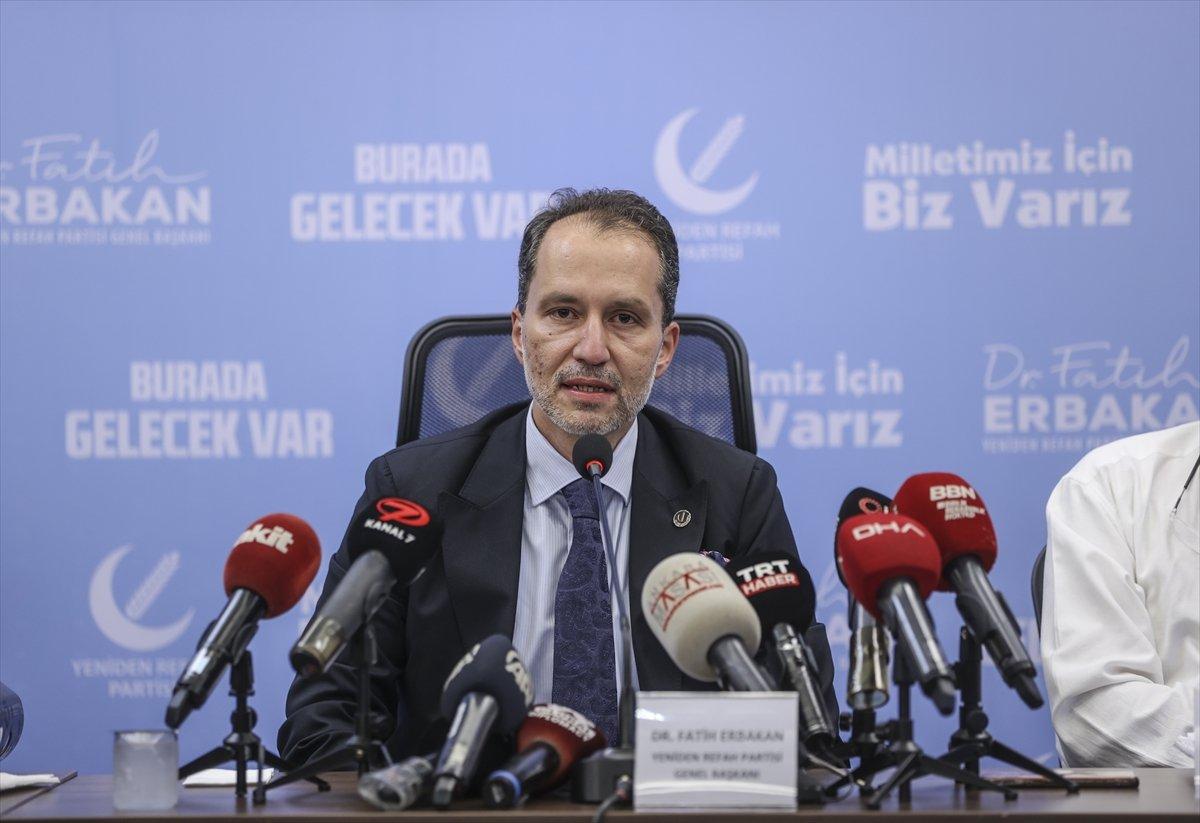 Fatih Erbakan, basın toplantısına doktorlarla çıktı