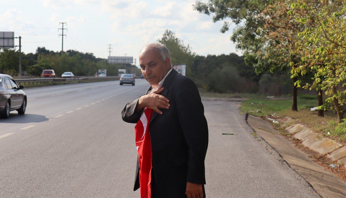 Ankara’dan İstanbul’a protesto yürüyüşü yapan aşı karşıtı adam