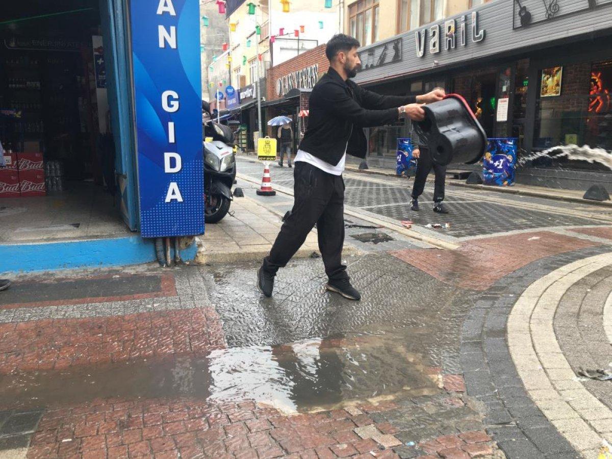 Eskişehir'de sağanak yağmur esnafı mağdur etti