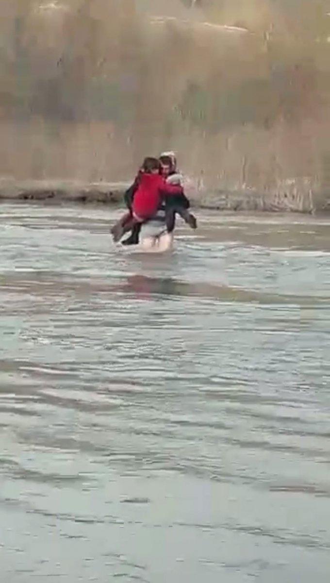 Erzurum’da fedakar baba: Çocuklarını okul servisine sırtında taşıyor