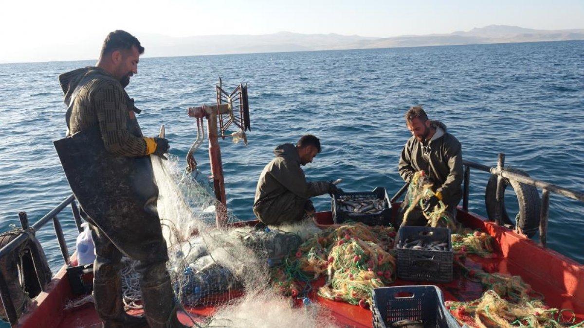 Van Gölü’nde zemin temizlendi, tekneler yeniden göle açıldı