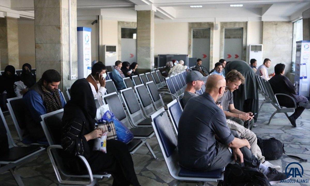 Kabil'de havalimanında çalışan kadınlar, işlerine geri döndü