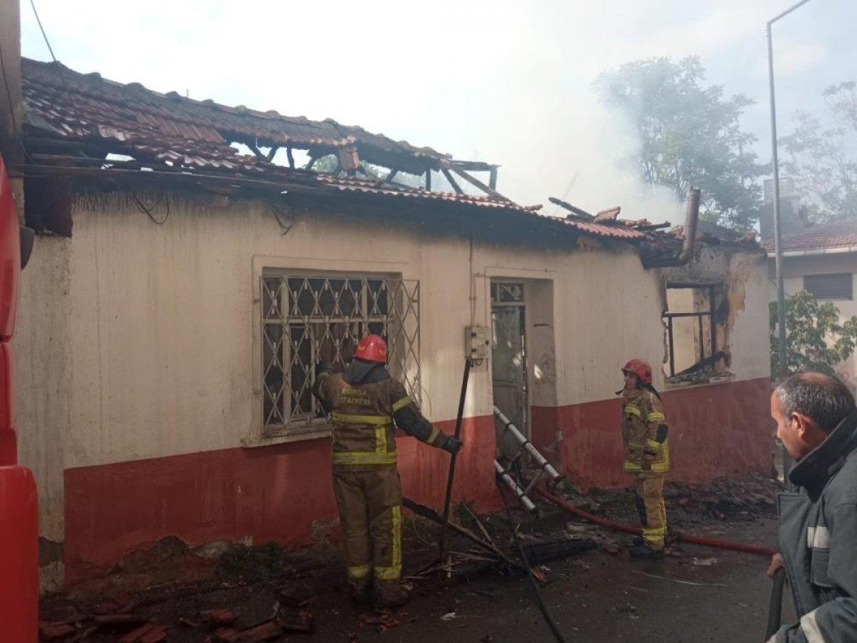 Bursa'da kullanılmayan ahşap evi yakan tinerci izini kaybettirdi