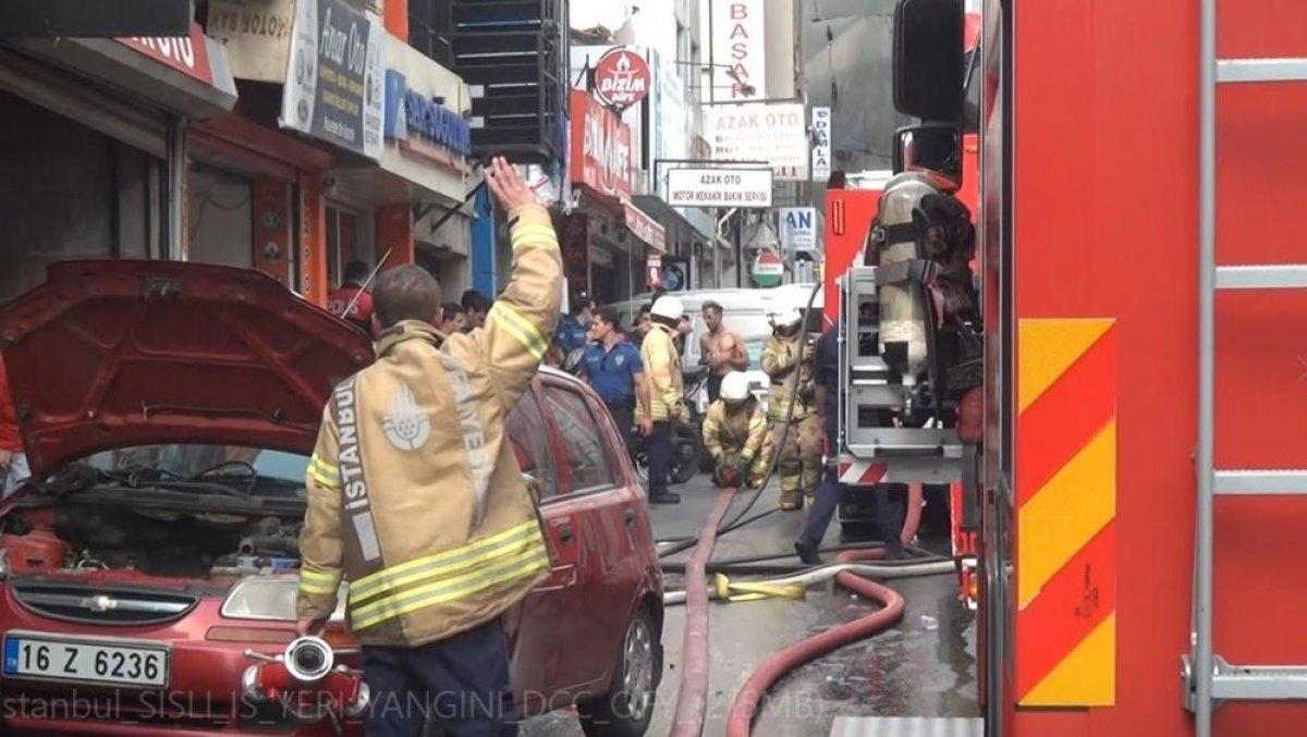 Şişli’de çıkan yangında esnaf yanmak üzere olan kediyi kurtardı