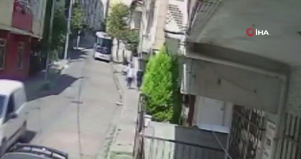 Küçükçekmece'de hırsızlar önce kapıyı çaldı, ardından içeri girip evi soydu