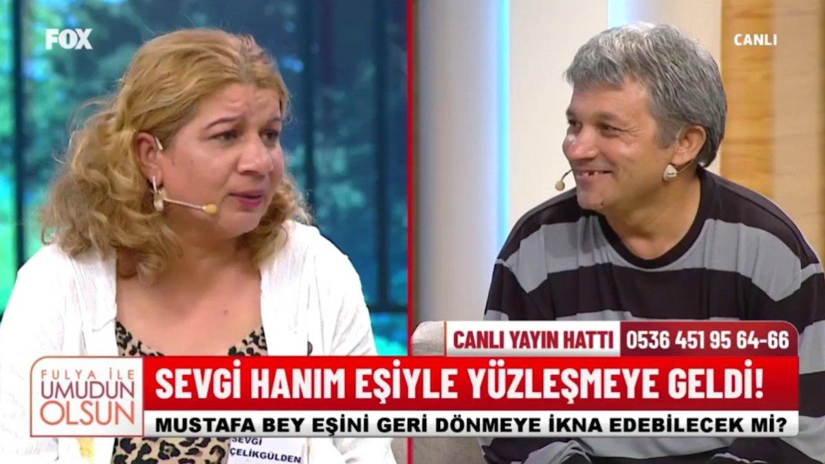 Eşini ikna edemeyen adam, canlı yayında ilahi okudu