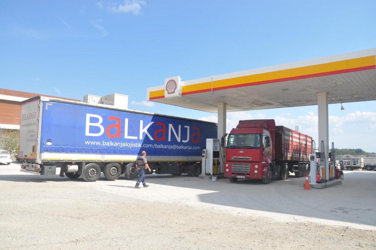 Tekirdağ’da tıra kaçak binmeye çalışan 2 göçmen, bekçiye silah çekti