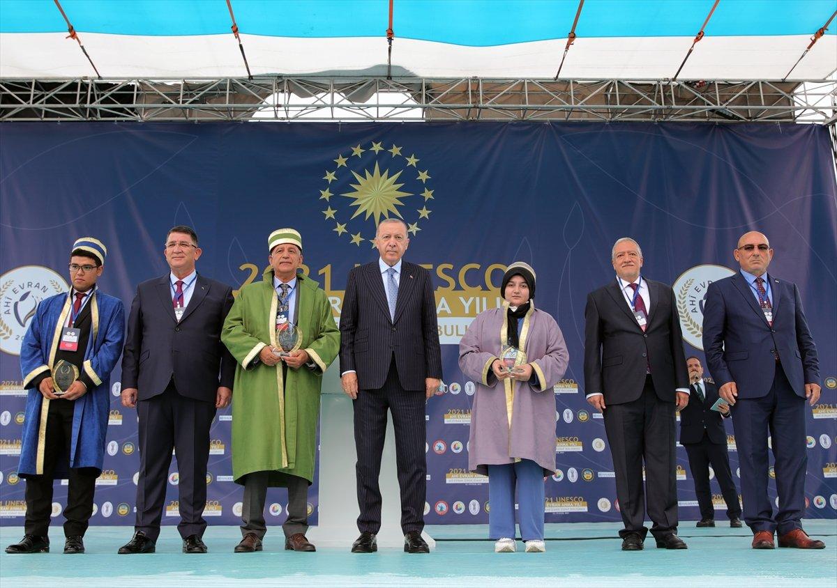 Cumhurbaşkanı Erdoğan'a çocuklardan yoğun ilgi