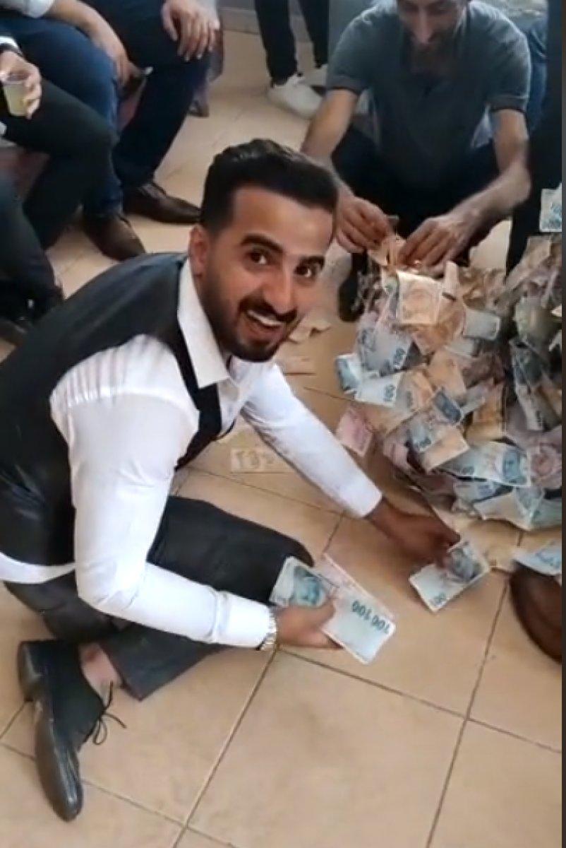 Aşiret düğününde damat, paraları taşımakta zorlandı