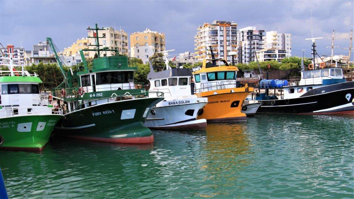 Mersin'de av yasağı kalktı, balıkçılar ağlarını denize attı