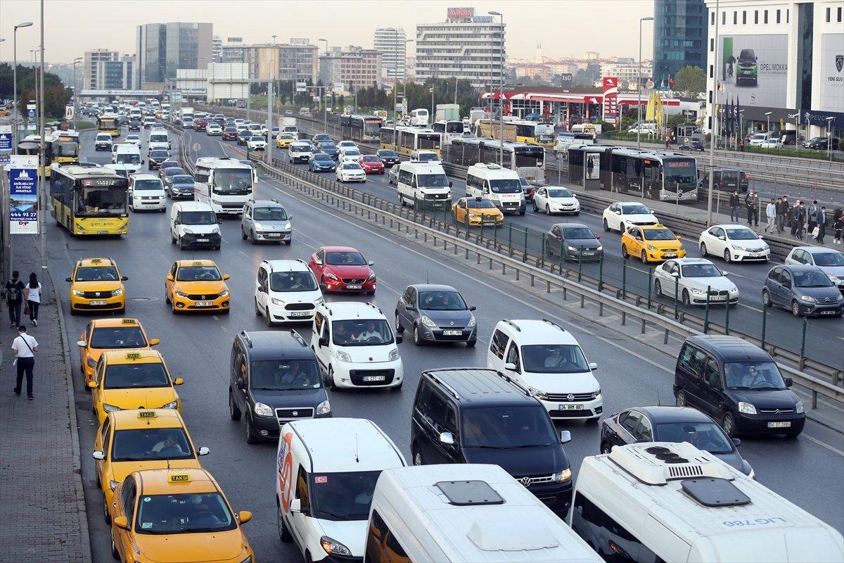 İstanbul'da sabah saatlerinde trafik yoğunluğu yaşanıyor