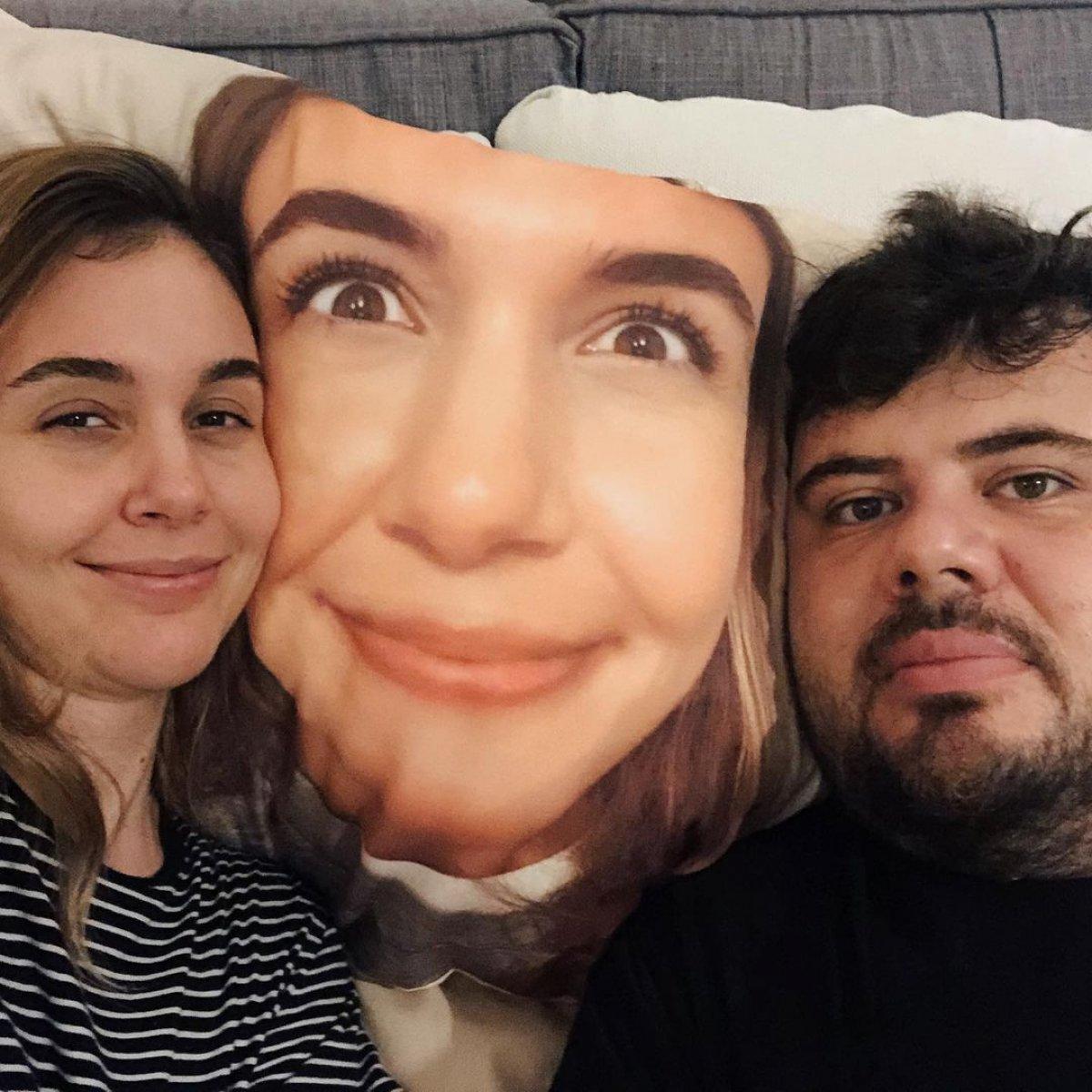 Berfu Yenenler kendi yüzünü nevresim takımına bastırdı