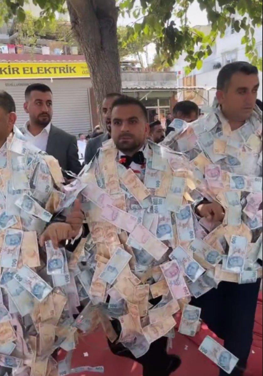 Aşiret düğününde damat, paraları taşımakta zorlandı
