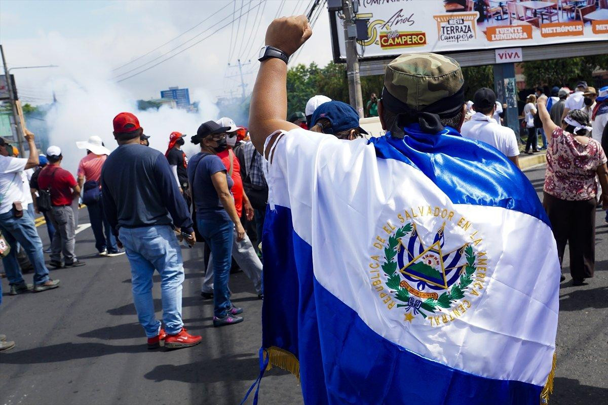 El Salvador'da Bitcoin karşıtı gösteri