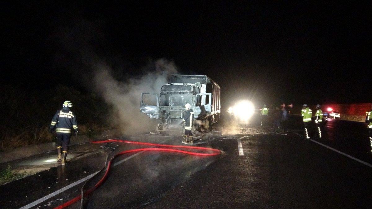 Sivas'tan Tokat'a doğru giden tır alevler içinde kaldı