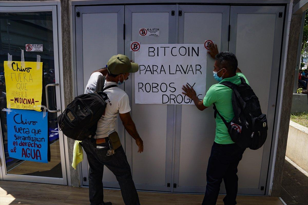 El Salvador'da Bitcoin karşıtı gösteri