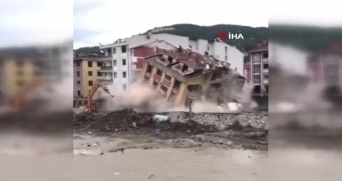 Kastamonu'da binaların yıkımı esnasında enkazdan son anda kaçtılar
