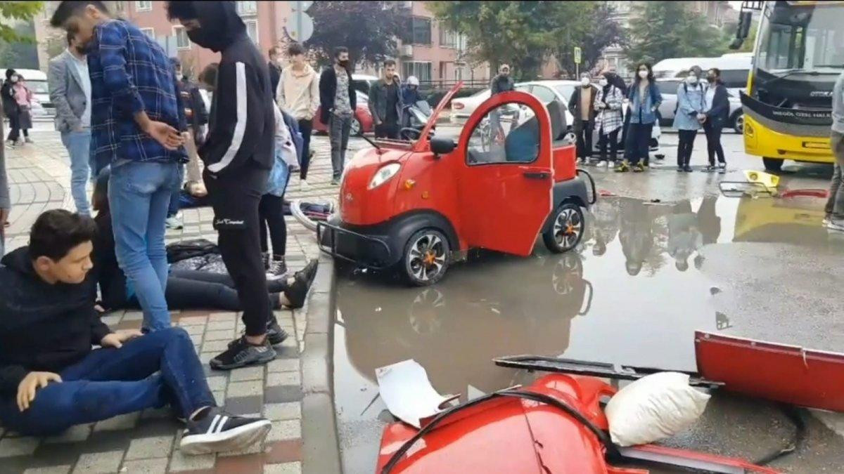 Bursa’da, elektrikli araç otobüsle çarpıştı, 3 öğrenci yaralandı