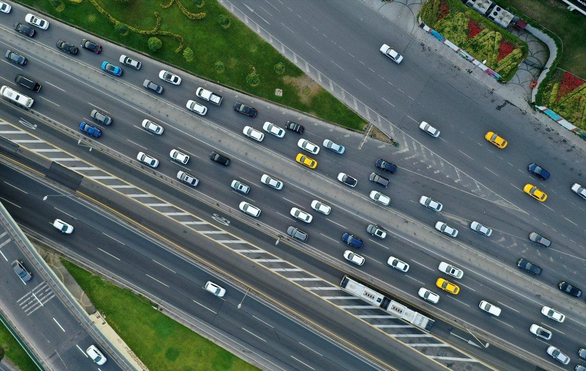 İstanbul'da sabah saatlerinde trafik yoğunluğu yaşanıyor