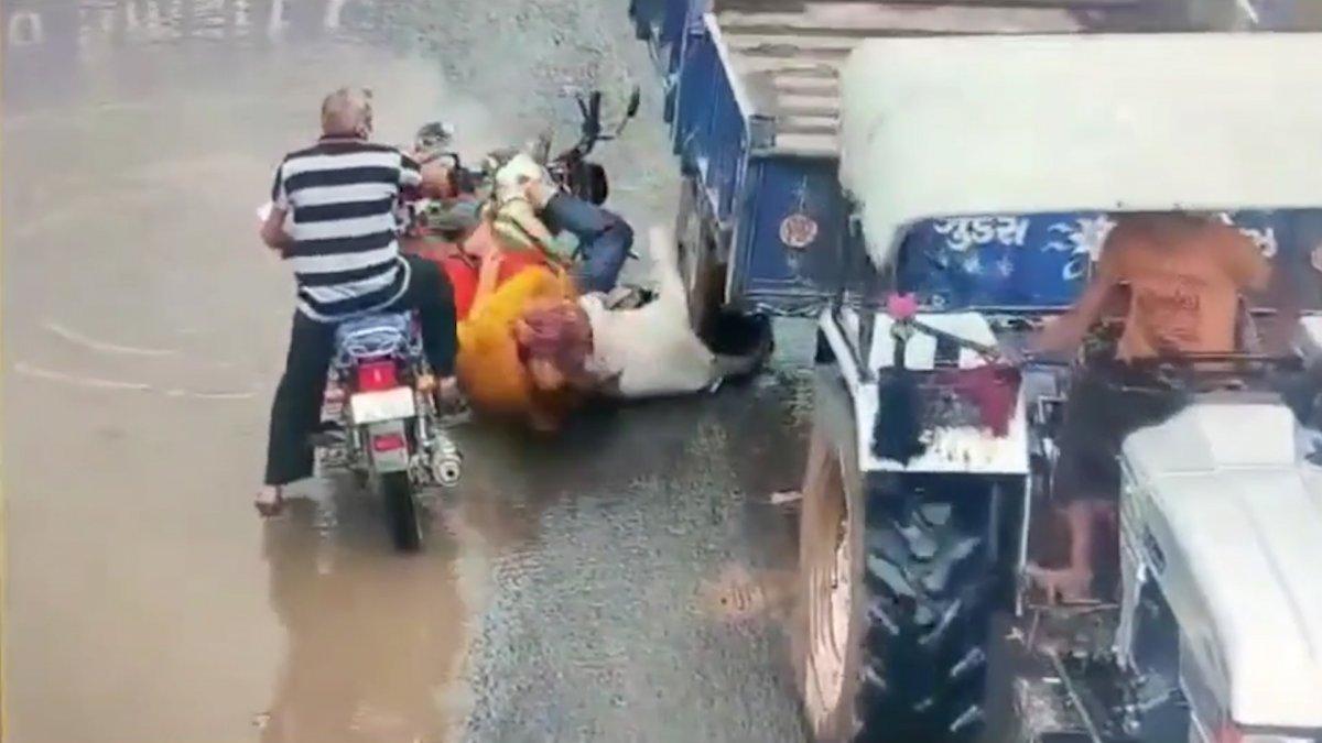 Hindistan’da motosikletli adamın kafasını traktör ezdi