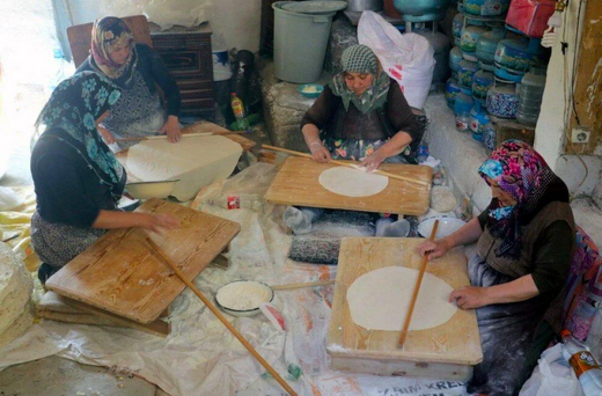 Sivas'ta kadınların yaptıkları ekmek 1 yıl bayatlamıyor
