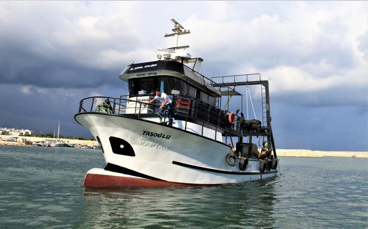 Mersin'de av yasağı kalktı, balıkçılar ağlarını denize attı