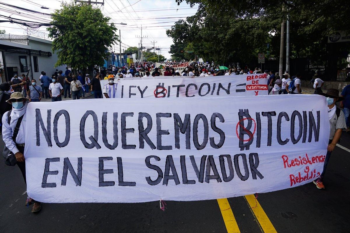 El Salvador'da Bitcoin karşıtı gösteri