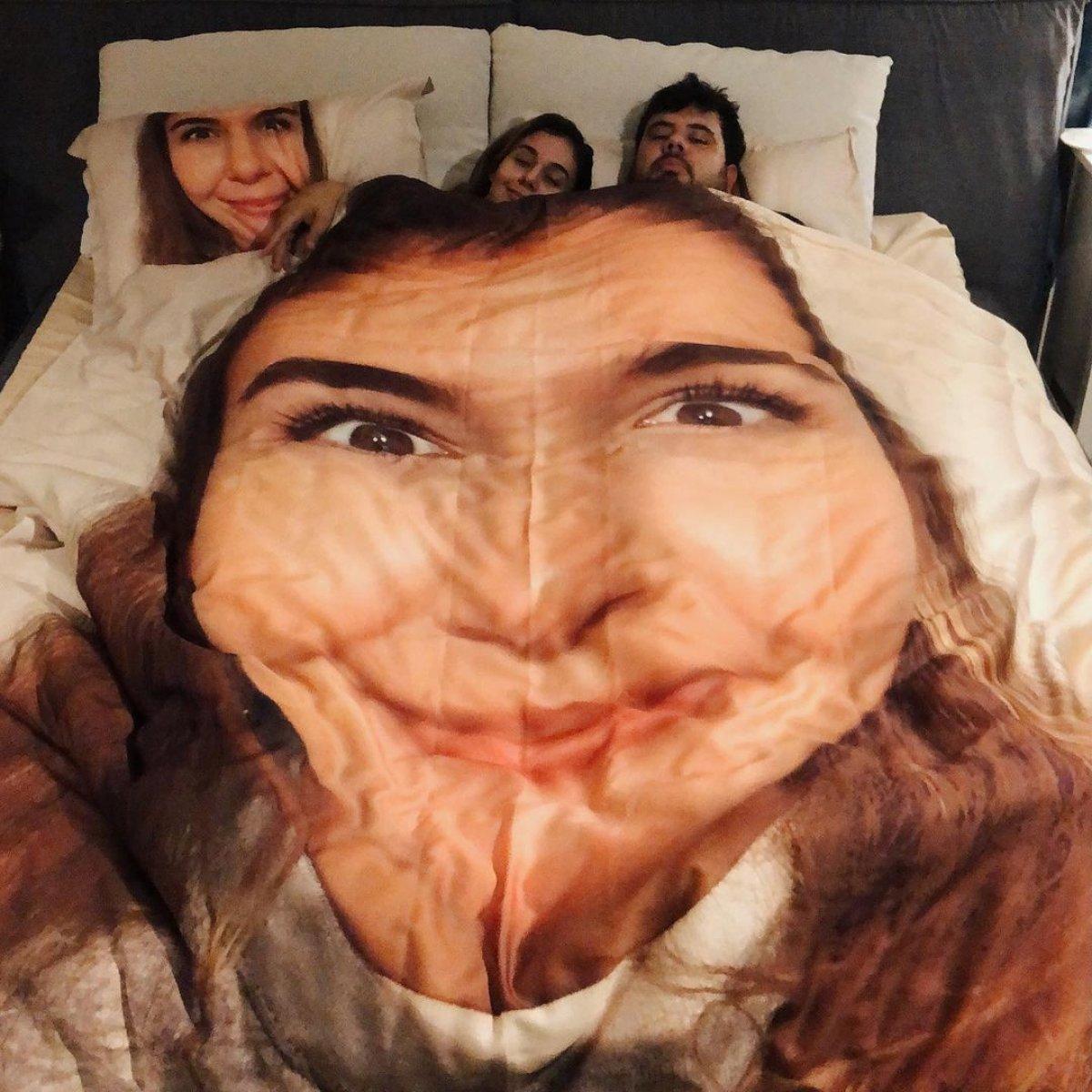 Berfu Yenenler kendi yüzünü nevresim takımına bastırdı