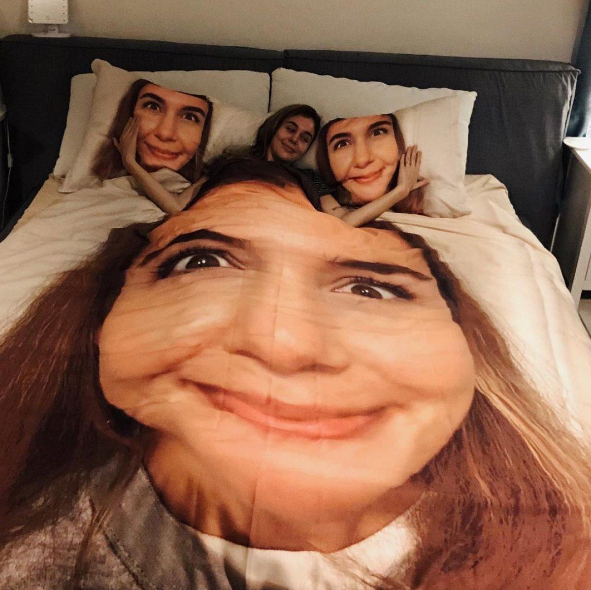 Berfu Yenenler kendi yüzünü nevresim takımına bastırdı