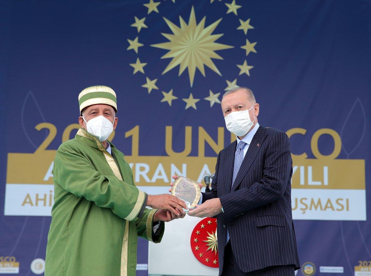 Cumhurbaşkanı Erdoğan'a çocuklardan yoğun ilgi