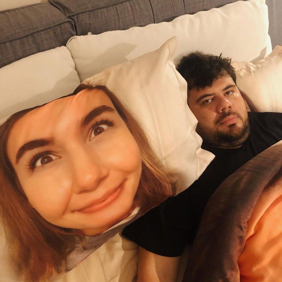 Berfu Yenenler kendi yüzünü nevresim takımına bastırdı