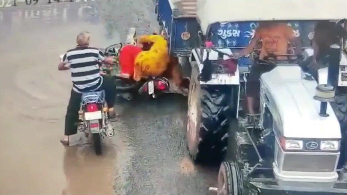 Hindistan’da motosikletli adamın kafasını traktör ezdi