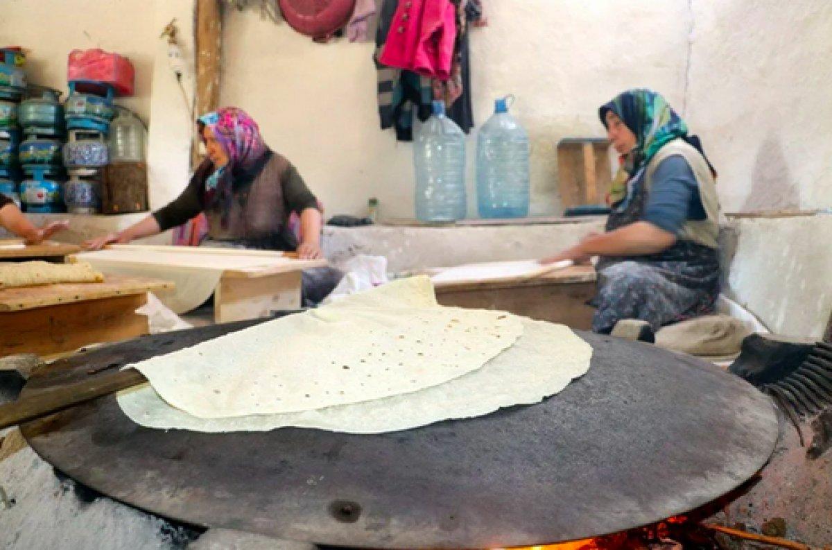 Sivas'ta kadınların yaptıkları ekmek 1 yıl bayatlamıyor