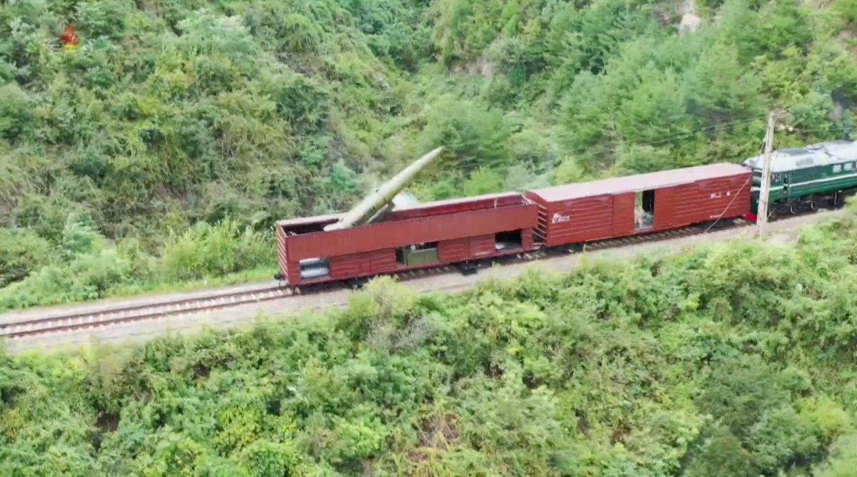 Kuzey Kore, trenden balistik füze fırlattı