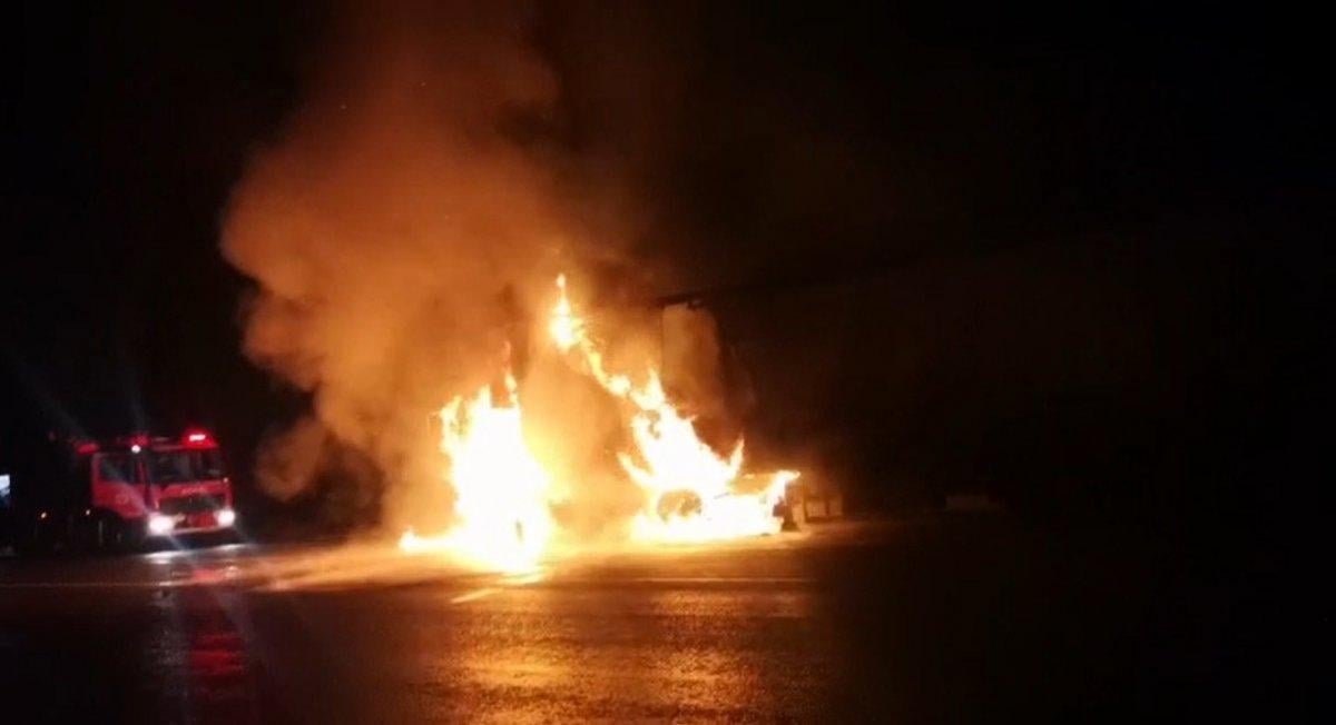 Sivas'tan Tokat'a doğru giden tır alevler içinde kaldı