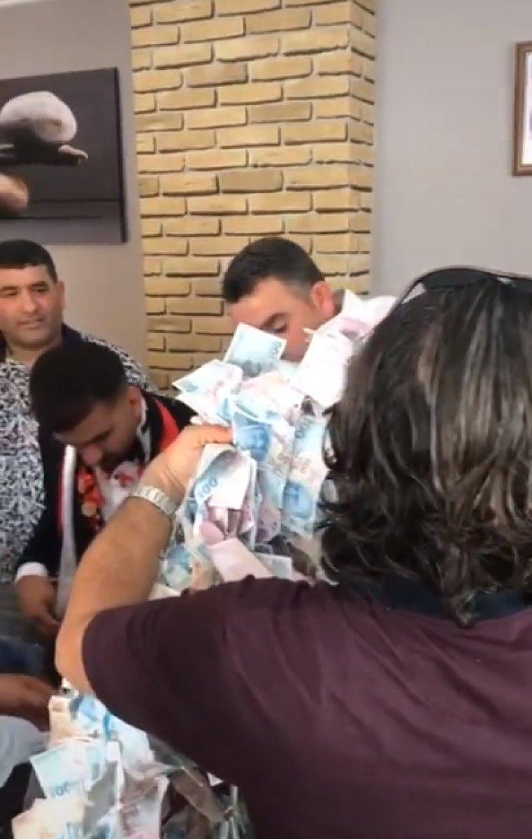Aşiret düğününde damat, paraları taşımakta zorlandı