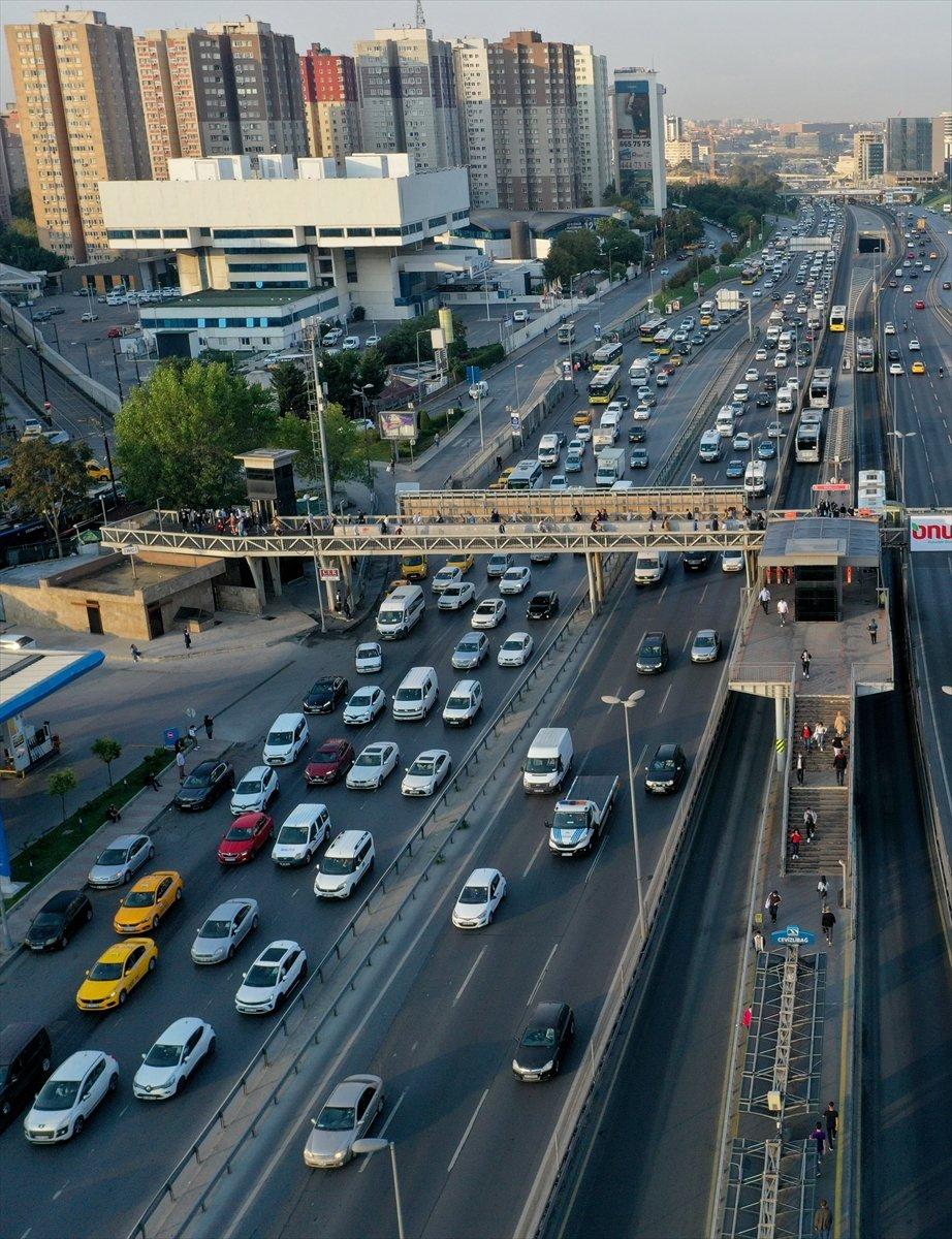 İstanbul'da sabah saatlerinde trafik yoğunluğu yaşanıyor