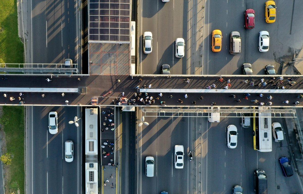 İstanbul'da sabah saatlerinde trafik yoğunluğu yaşanıyor
