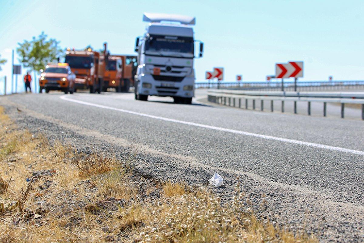 Karayolları'nın 'turuncu adamlar'ı, bilinçsizce atılan maskeleri temizliyor