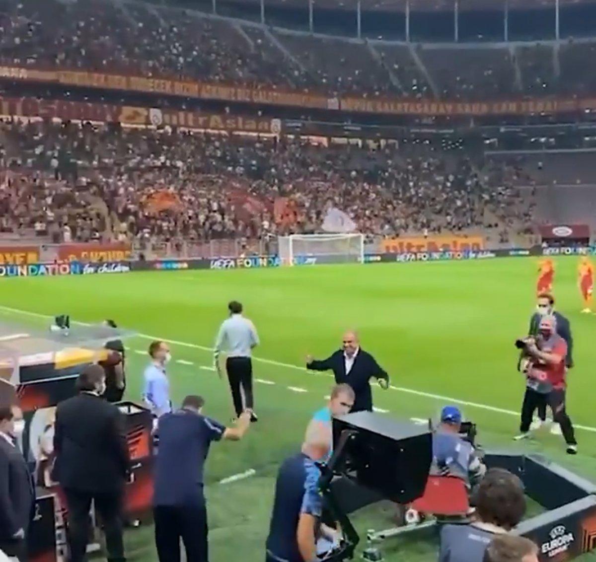 Sarri, Terim'in önünde eğildi