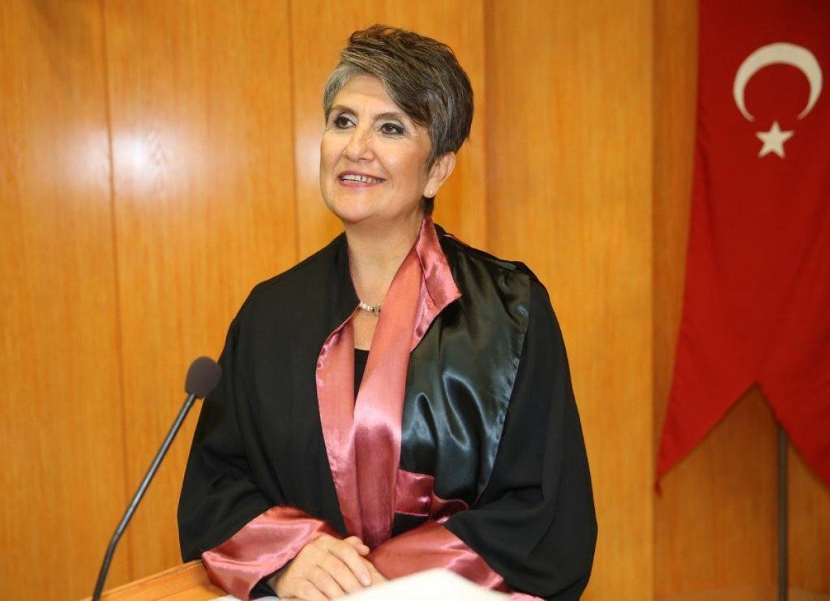 Ankara'dan mezun olan doktor, aynı üniversitenin hukuk fakültesini bitirdi