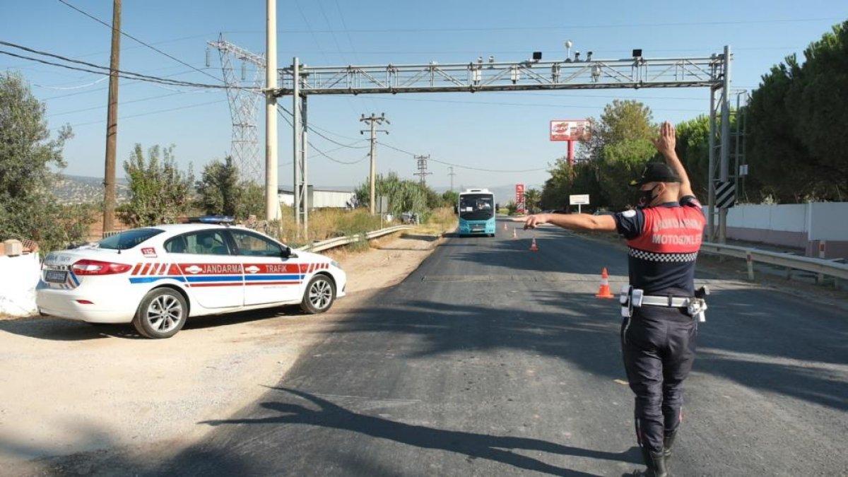 Manisa'da jandarma ekipleri dolmuşlara yönelik denetim gerçekleştirdi