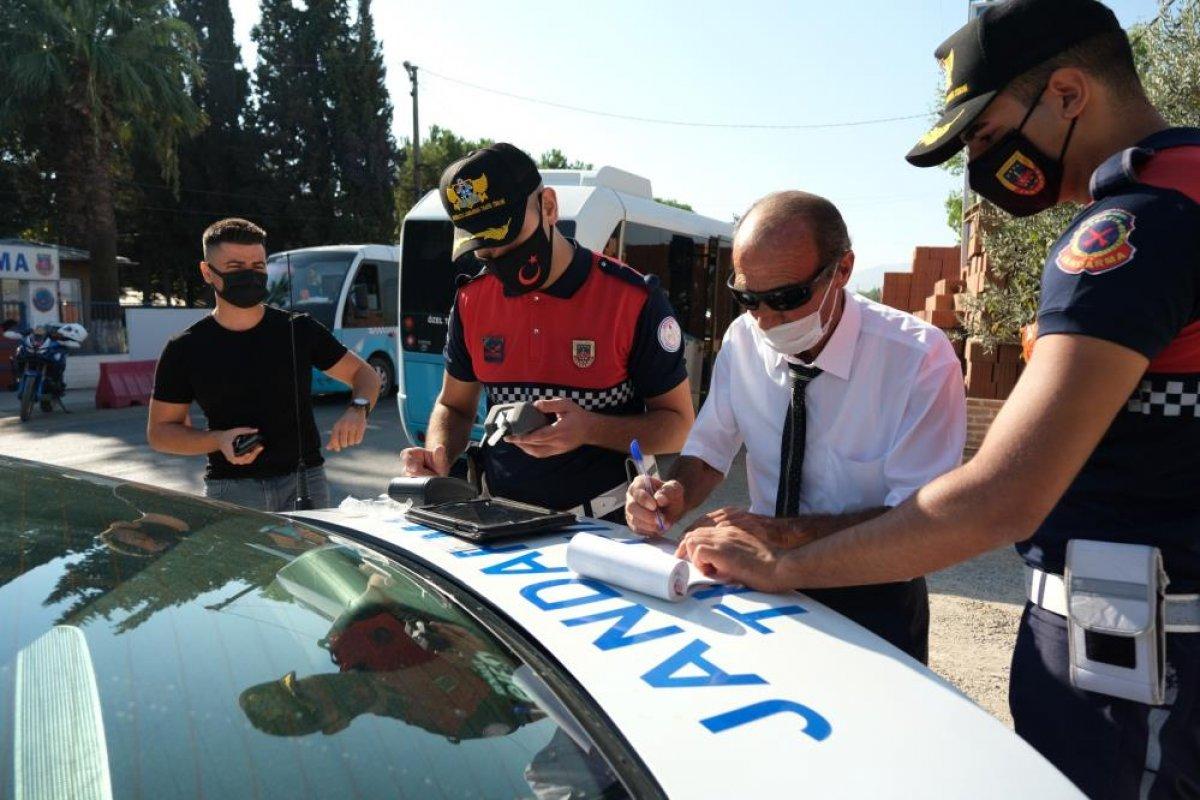 Manisa'da jandarma ekipleri dolmuşlara yönelik denetim gerçekleştirdi