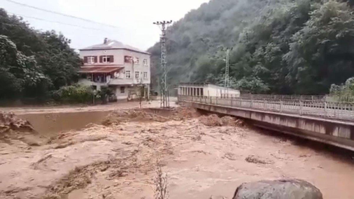 Sağanak yağış, birçok ilde su baskınlarına neden oldu