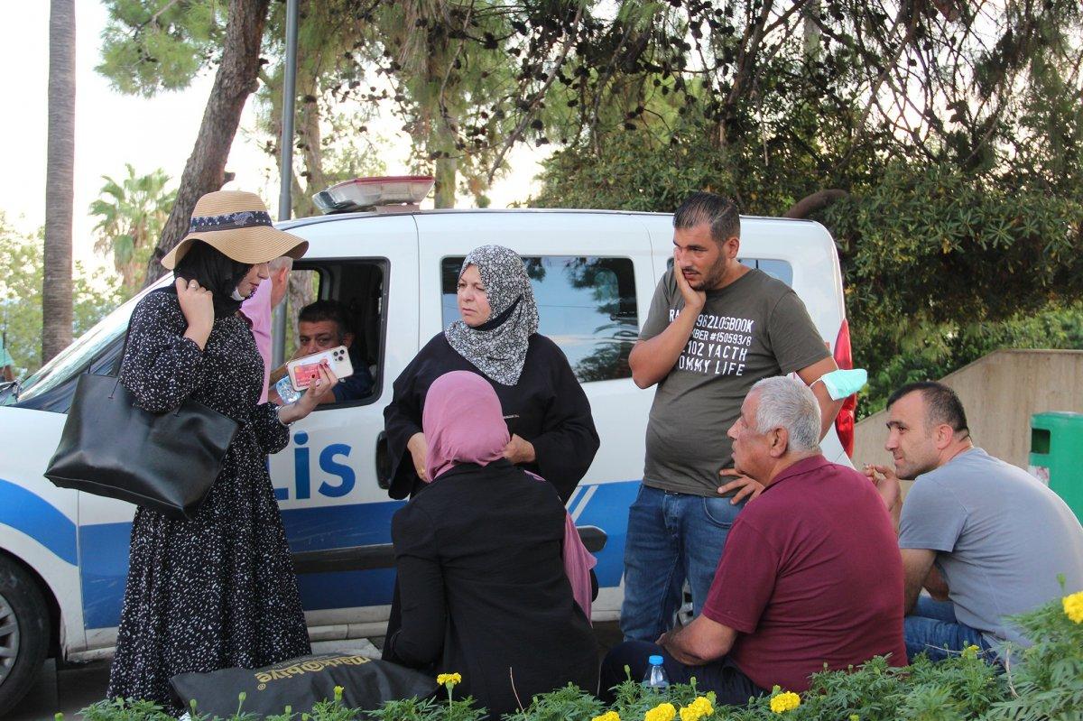 Antalya’da Filistinli aile, içinde para ve ziynet eşyaları olan çantayı parkta unuttu
