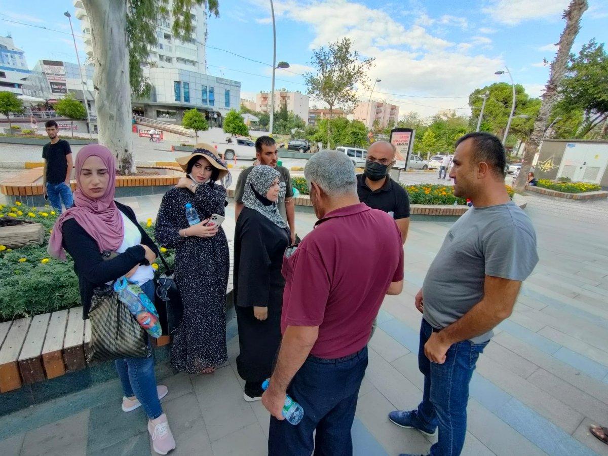 Antalya’da Filistinli aile, içinde para ve ziynet eşyaları olan çantayı parkta unuttu