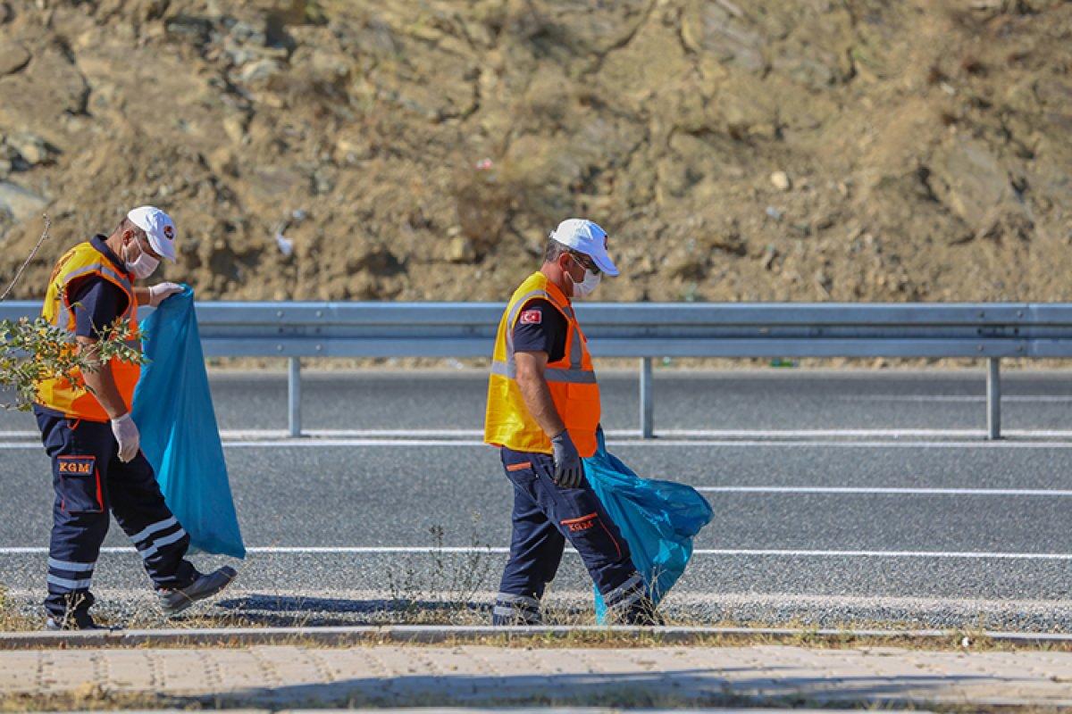 Karayolları'nın 'turuncu adamlar'ı, bilinçsizce atılan maskeleri temizliyor