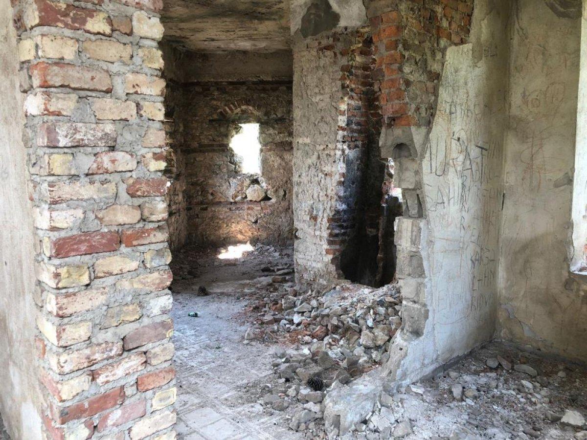 Pendik’te tarihi konak definecilerin hedefi oldu